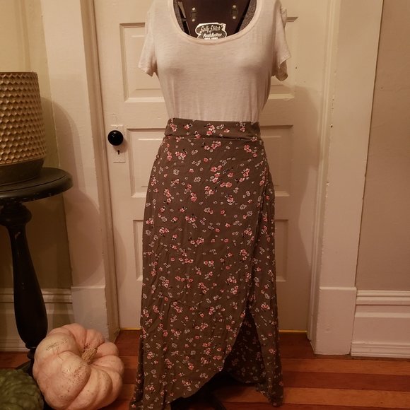 Green Slit Express Floral Maxi Skirt - Picture 8 of 8